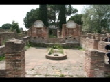 07976 ostia - regio v - insula ii - domus del protiro (v,ii,4-5) - raum (32 - e) - hof mit nymphaeum - 2011.jpg